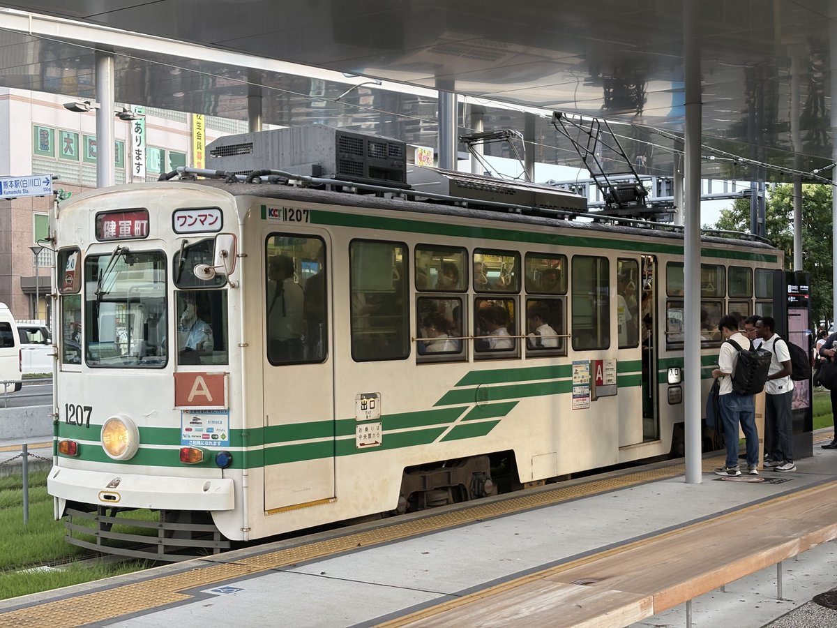 senson_510's tweet photo. 出張で熊本来たら、早速電車フェイスになる車が https://t.co/wVfcpkW2Cl