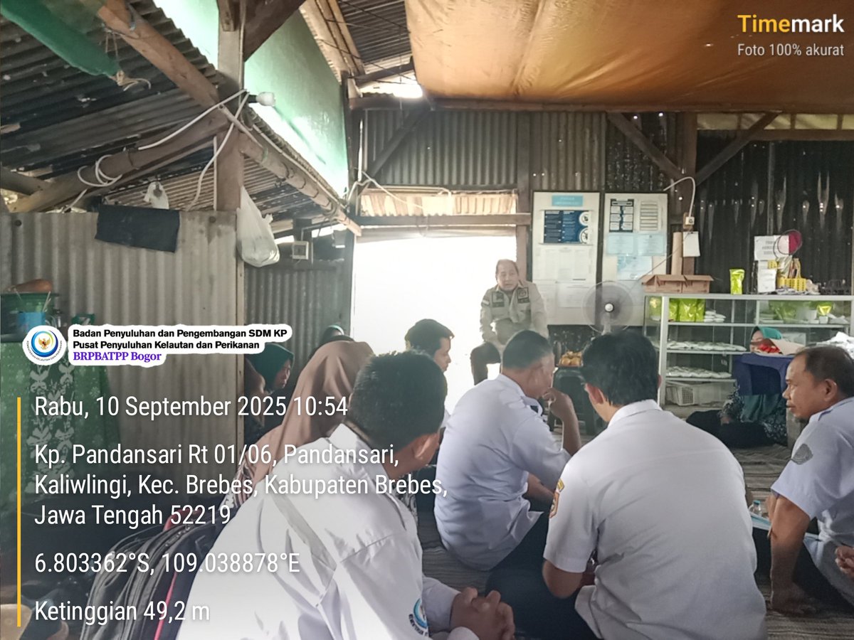 antown_darma's tweet photo. Rabu, 10 Okt 2025, Anton Sudarmanto, Luhkan Kab. Brebes, Kegiatan Pendampingan Pemeriksaan Substantif Permohonan Indikasi Geografis Garam Rebus  Brebes #Brebes @dkpjateng @YayanHikmayani @bppsdm_kp @brpbatpp_bogor @pusluh_bppsdm https://t.co/7yjGZySuLW