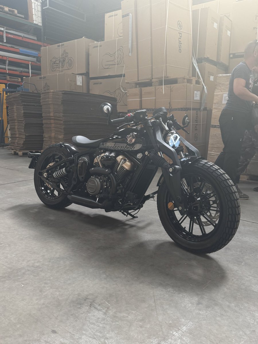 V A L O O T R E 🦦 tweet media