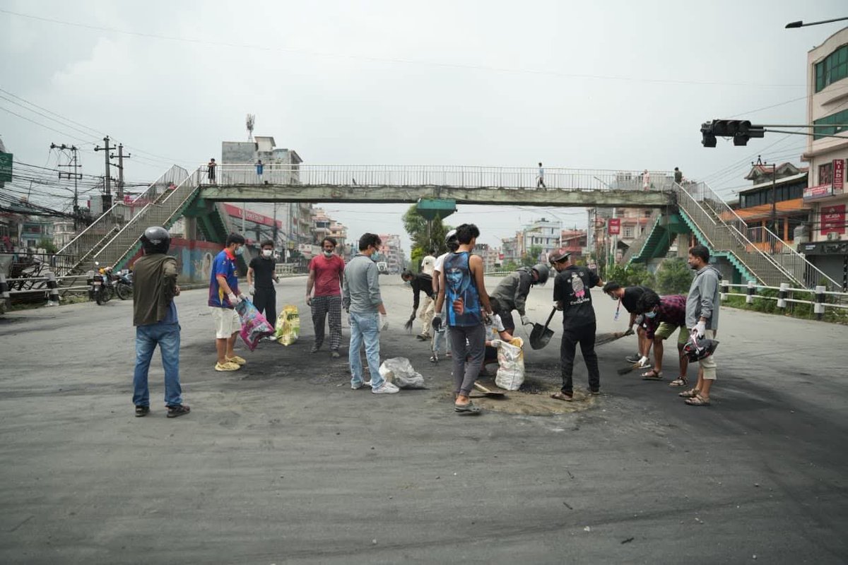 भक्तपुरमा सडक सफा गर्दै स्थानीय!

तस्बिर: सरोज शाही / नेपाल फोटो लाइब्रेरी