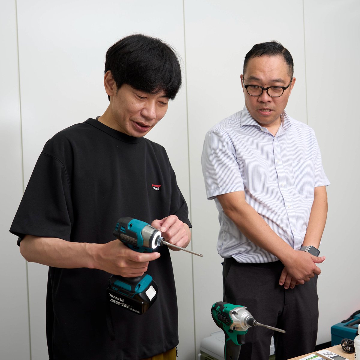 GoodsPress's tweet photo. ＼連載紹介‼️／

好評発売中の『GoodsPress（グッズプレス）10月号』にて連載中、
「インパルス板倉の“出張”!!趣味チャンネル」

第13回目は、
前号に引き続き、〈マキタ〉の担当者さんにお話を伺いました✨️
今回は実際に製品も体験してみましたよ……！

📚GoodsPress 10月号はこちら👇
🔗 https://t.co/ffa9iNM2iM

#インパルス #板倉俊之 #グッズプレス
#マキタ #趣味チャンネル

@itazuratoshiyuk