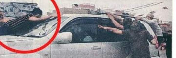 کارکنان اپنے قائد سے اتنی محبت کرتے ہیں

جب کراچی میں ایم کیو ایم کے غنڈوں نے 
امیر محترم کی گاڑی پر فائرنگ کرائ تو

کس طرح نوجوان گولیاں کھانے کے لیے گاڑی کے سامنے آ گۓ تھے

#LongLiveSaadRizvi