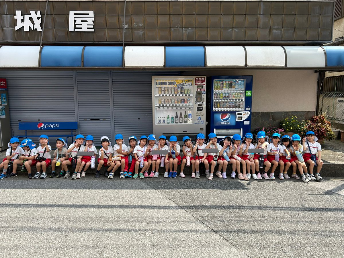 ほし組 ひよこ組のお友だちと手を繋ぎ 敬老の日のお手紙のポスト投函へ