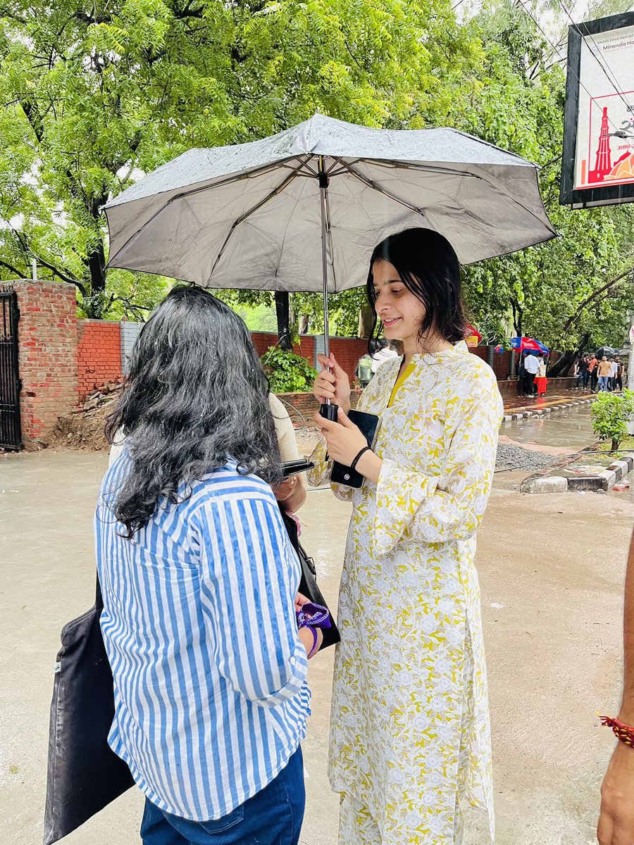 दिल्ली विश्वविद्यालय के हर छात्र को एक ही छतरी के नीचे आकर बढ़ती फीस, हॉस्टल उपलब्धता और महिला सुरक्षा के मुद्दे पर आवाज उठानी होगी।

DUSU चुनाव में NSUI एकतरफा जीत दर्ज करेगी और तमाम मुद्दों पर लड़ाई लड़ेगी।

<a href="/kanhaiyakumar/">Kanhaiya Kumar</a> <a href="/varunchoudhary2/">Varun Choudhary</a>
