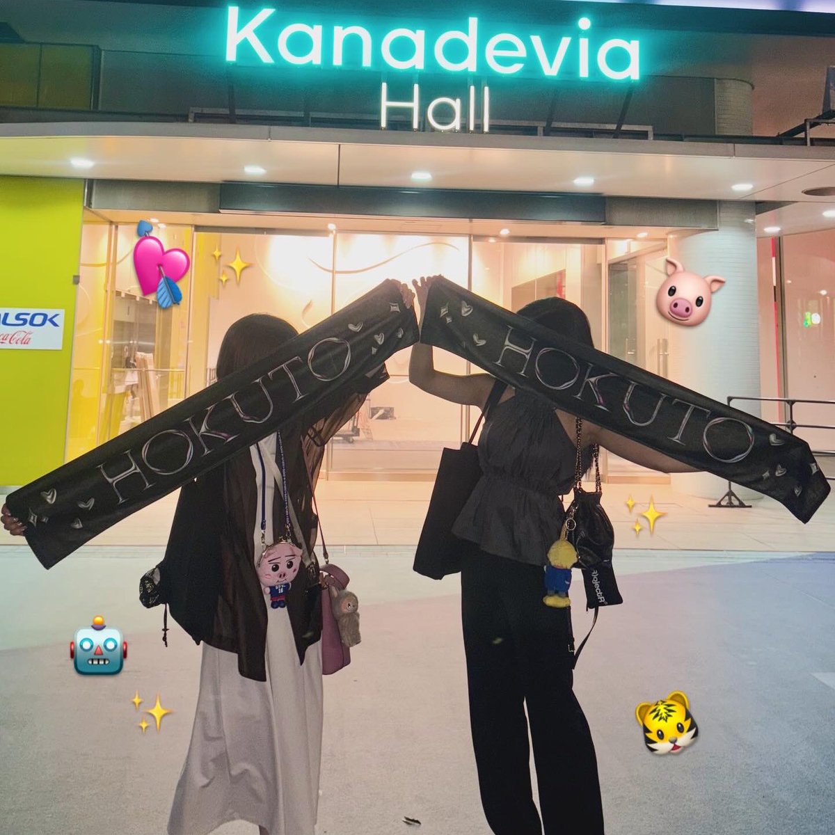 m_725kenta_'s tweet photo. お友達のおかげでお友達がたくさんできて…
北人が繋いでくれた縁🤝🐷💘
会ってくれた方たちありがとうございました✨

ソロ曲をやっと生で聴けたのも
好きな曲を北人の声で聴けたのも最高でした✌🏽
あと本当に生着替えとリムレス👓ありがとう。

#HOKUTO1stLive https://t.co/qVfmrSQKjX