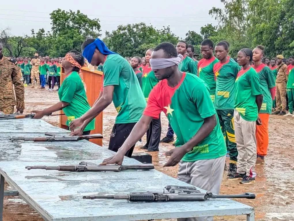 🇧🇫The Patriot immersed graduates in Burkina Faso, were taught weapons handling, and how to defend Burkina Faso (Not Ibrahim Traore).

This is revolution in action.

All the youths amongst the 60 odd million people in the AES area will be taught weapons handling.