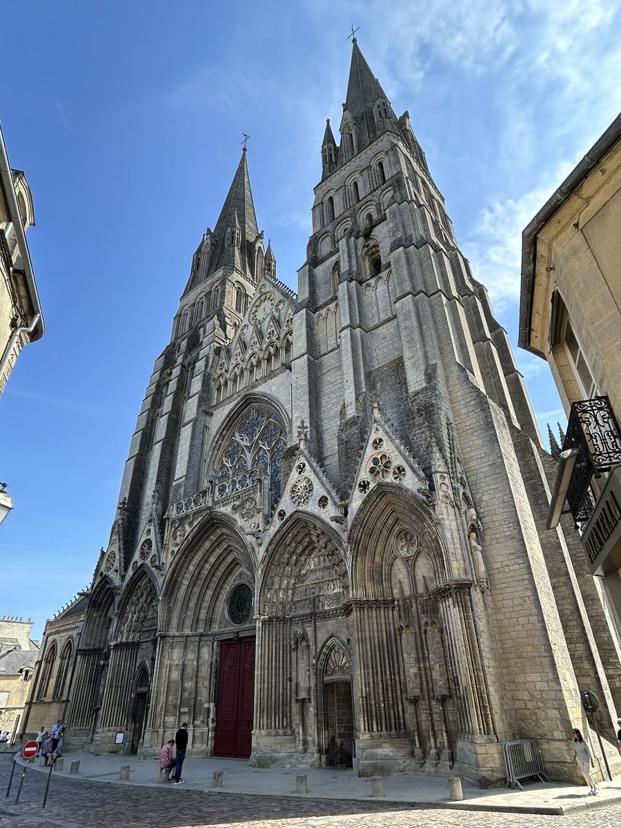 edward_gillin's tweet image. Bayeux Cathedral - where (most likely) William the Conqueror made Harold Godwinson swear allegiance to him on holy relics in 1064.

#bayeux #cathedral #KingAndConqueror #norman #gothic #normandy #french #france #church #architecture #building #stone