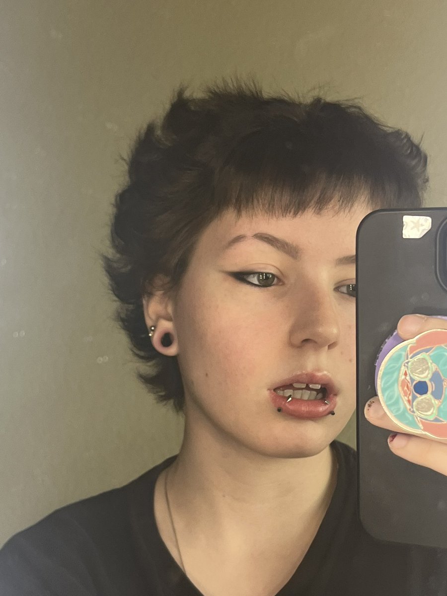 avoidmoosey's tweet image. avoidmoosey twitter update: the glass on my pc tower shattered 💔 but i have a short mullet thing now and a cat!