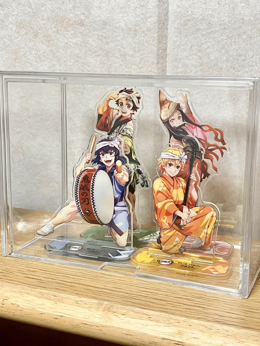 ちょいギリだったけど、ダ…ソーの収納ケースにアクスタいい感じに収まった☺️
透明度などは専用品には及ばないだろうけど、埃よけなら充分かも。
これ、小さいフィギュアも入りそう。うまくスタックして展示できないかな〜。