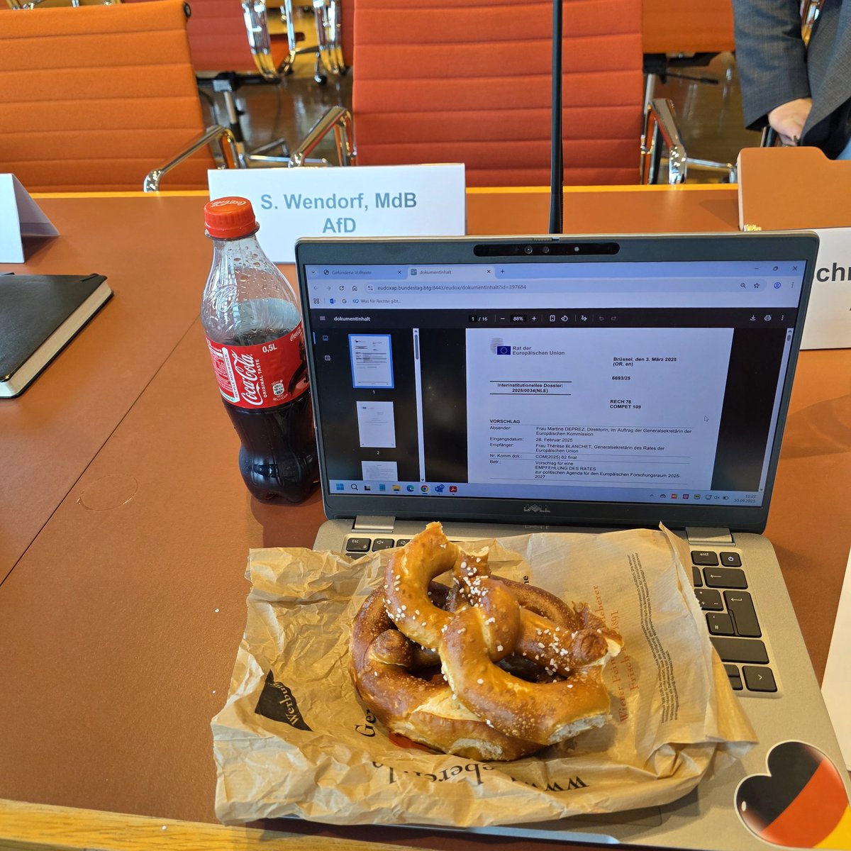 Pause im Cyberpunk-Ausschuss - das nutze ich, um Söder zu imitieren #Wendorfisst
Die Pause ist nicht nur zur Stärkung nötig, sondern auch, um den teils hanebüchenen Unsinn von linksgrüner Seite zu verdauen. Grüne und SPD jammern, weil in US-Unis jetzt der ganze Genderquatsch