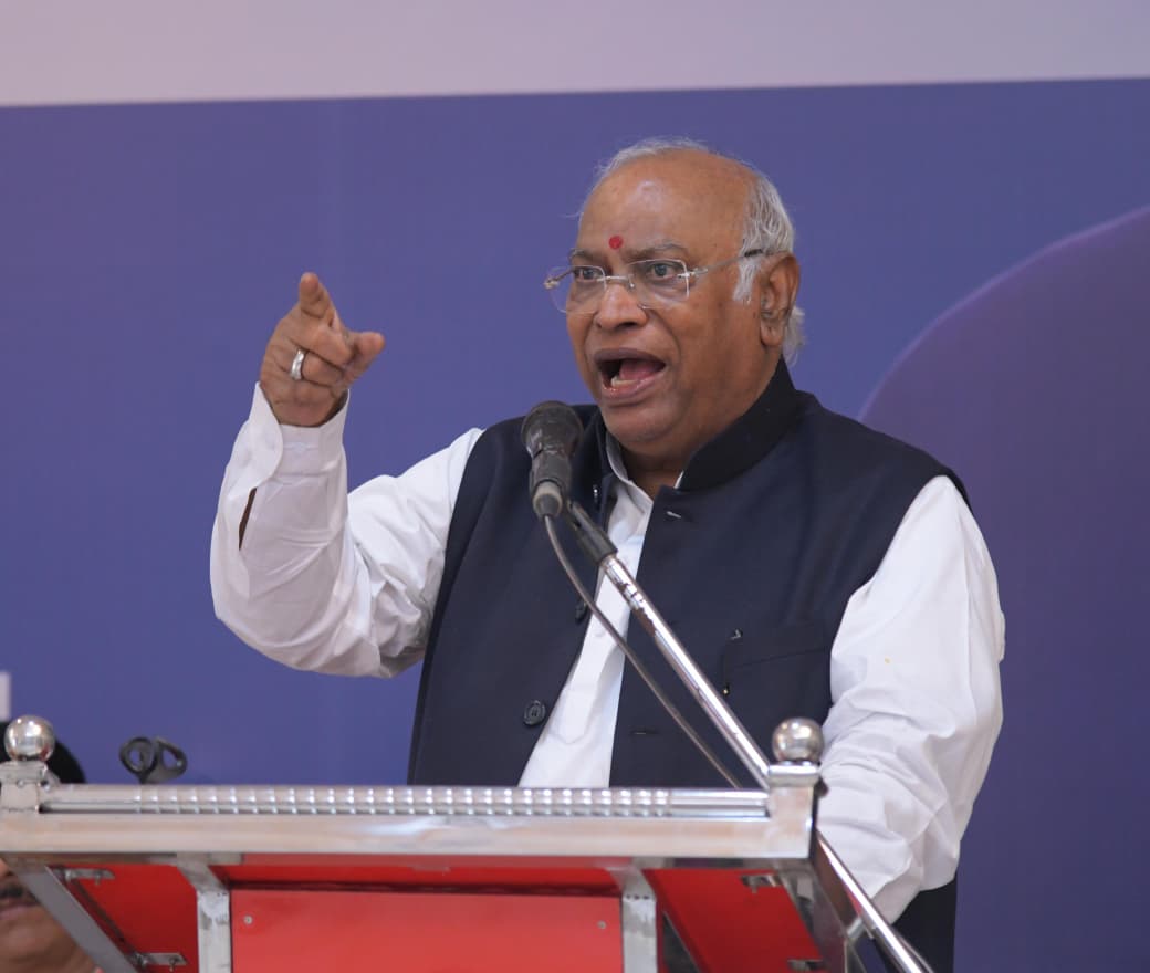 1. संगठन सृजन अभियान के दूसरे चरण के प्रशिक्षण कार्यक्रम में भाग ले रहे, सभी जिला अध्यक्षों को मेरी बहुत शुभकामनाएँ।

2. इससे पहले आनंद में आपकी की 3 दिन की ट्रेनिंग हुई थी। राहुल गांधी जी उसमे आए थे।

3. साथियों, यह वर्ष गांधी जी के कांग्रेस अध्यक्ष बनने की शताब्दी का साल है। वे