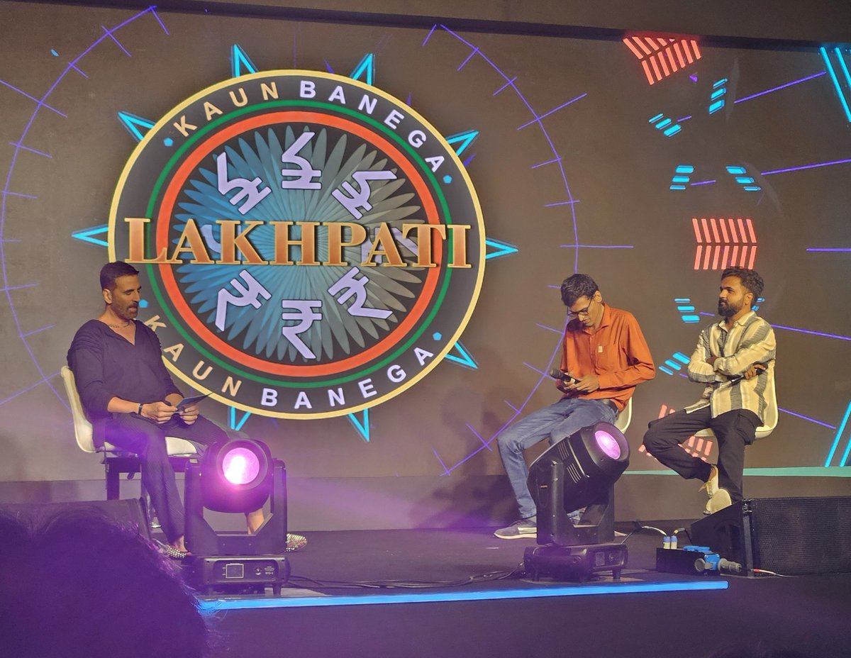Bhushanadhau1's tweet photo. Everytime I get chance to see or meet him feels more and more special ❤️ 
You are an inspiration and forever favorite @akshaykumar sir . 

Memorable moments from yesterday's #AkshayKumarFanFest event 🤩 The game part was truly fun 😁 

Din Bana Diya Sir Ne 
#AkshayKumar https://t.co/PSlObpQKY7