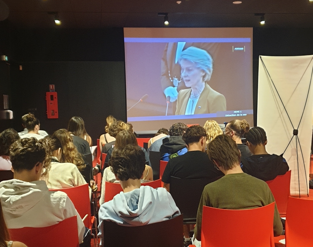 EuropeDirectPyr's tweet image. Retour sur le Discours sur l’état de l’Union #SOTEU suivi  en direct du  @LyceeBourquin : Plus de 100 questions de lycéens ont été recueillies et transmises aux intervenants des tables rondes organisées par @UEFrance 
europedirectpyrenees.eu/democratie/ret…