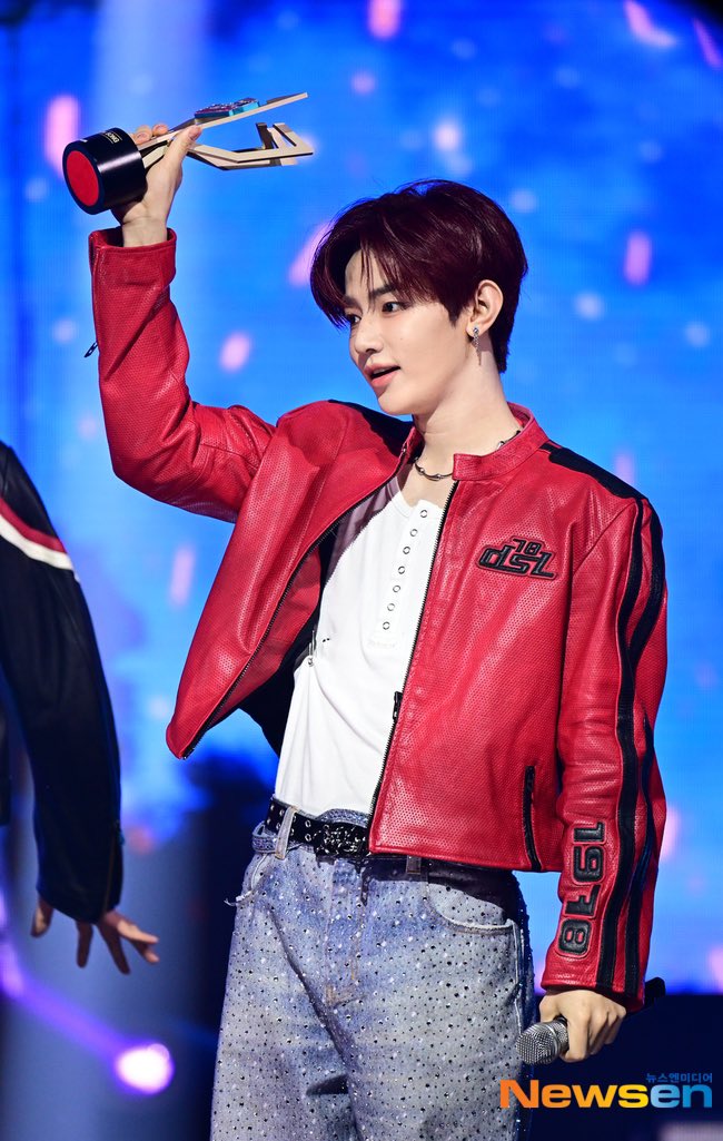 exactly four years ago today, zhang hao began his journey in korea pursuing an idol career, and now he gets to celebrate his anniversary standing on stage with an award 🥹