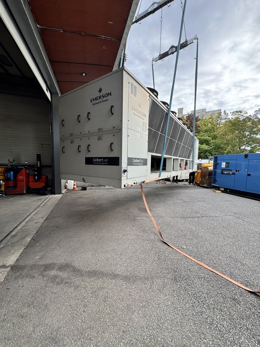 Olivier Mis (@oliviermis) on Twitter photo Aujourd’hui c’est levage d’un groupe froid Emerson CB4107 (1070kW de froid) et roulage à l’intérieur d’un bâtiment comme un gros skate :D 
<a href="/g_marsot/">Gautier ⚡️ MARSOT</a> Aujourd’hui c’est levage d’un groupe froid Emerson CB4107 (1070kW de froid) et roulage à l’intérieur d’un bâtiment comme un gros skate :D 
<a href="/g_marsot/">Gautier ⚡️ MARSOT</a>