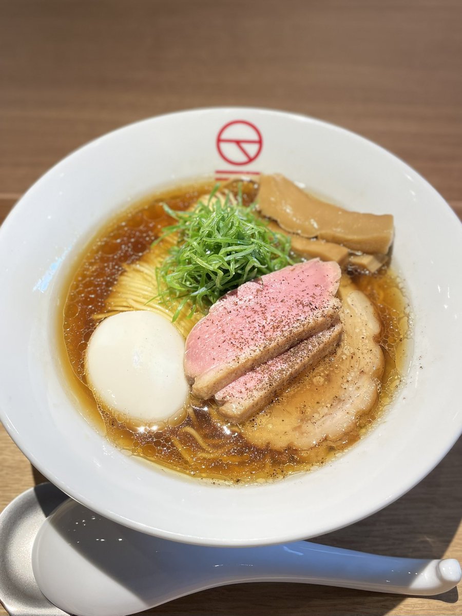 素材の旨味感じる洗練された深い味わい。弾けるような食感の細麺も心地良く好印象。トッピング類もすべてが丁寧な仕事ぶりが窺える仕上がりでした。

▪︎ 特製鴨上湯そば

Ramen Rouge