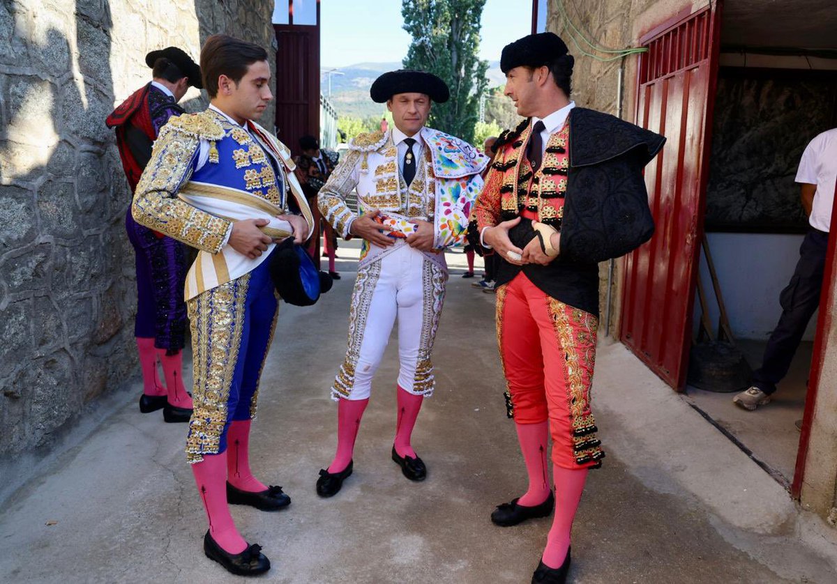 Vídeo resumen del festejo de matadores banderilleros de este martes en Navaluenga 

videos.toromedia.com/w/xph4RnxwUsFC…