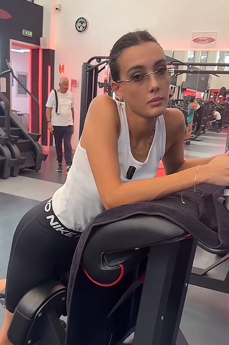 The best and funniest thing about this fandom is when she posts hot/sexy pictures and everyone goes crazy, losing their minds, and then in a second we switch and start making fun of her 😂😂 If that’s not pure love, I don’t know what is 😌😂 scusa baby 💋