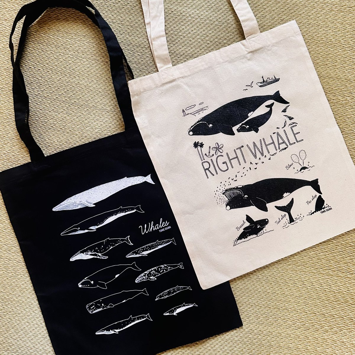 トートバッグも出来ました✨
白黒2色です。柄も変えてみました🐳

今回プリントはHOWHOUSEさんにお願いしました！綺麗に作ってくれました✨

#くじらまみれ2025 #illustration #yumieogawa #howhouse