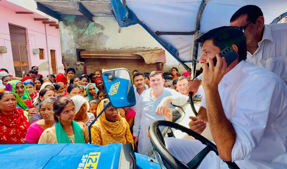 आज बहादुरगढ़ में लाइन पार इलाके के छोटू राम नगर में जलभराव की स्थिति का जायजा लिया और जलनिकासी के लिए संबंधित अधिकारियों को दिशा-निर्देश दिए।