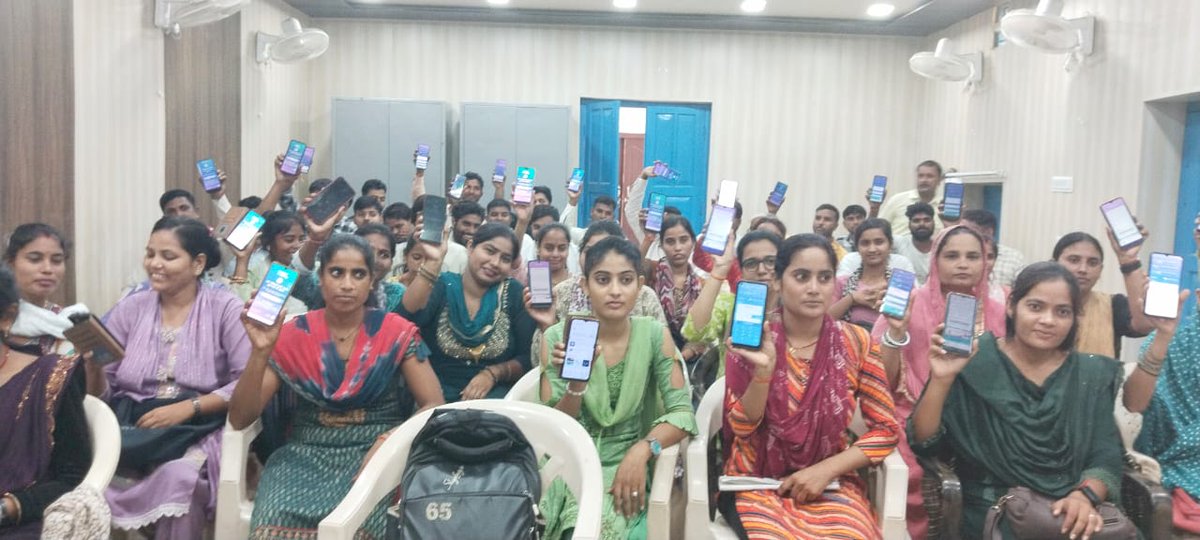 PmjayP's tweet photo. जिलाधिकारी महोदय #Auraiya के आदेश पर #AyushmanCard संबंधी प्रशिक्षण पंचायत सहायकों व संगिनी को दिया जा रहा है

यह प्रशिक्षण #PMJAY को और अधिक प्रभावी ढंग से जन-जन तक पहुँचाने की दिशा में एक महत्वपूर्ण कदम है।

@archana_ias2014 @pmjay_ab @DMAuraiya https://t.co/ccfUvRNF8n