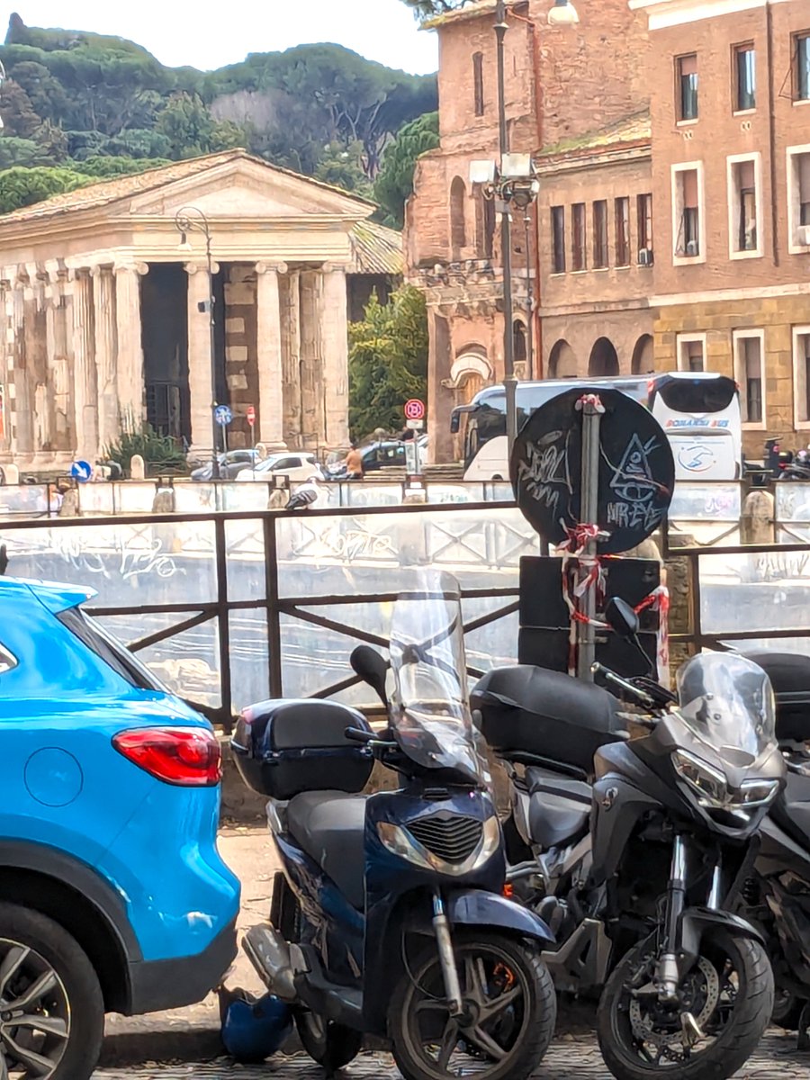 The role of Roman ruins in modern Rome. charlottebetts.com/the-changing-f…