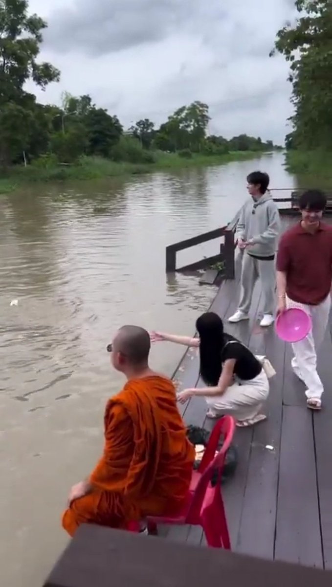 PockynSaint's tweet image. วันนี้วันว่าง มีนัดพบเพื่อนๆ #แก๊งค์วุ่นวาย #3Vs
ไปทำบุญ และให้อาหารปลา  

#Saint_sup #MingEr #kongthappeak #mintranch