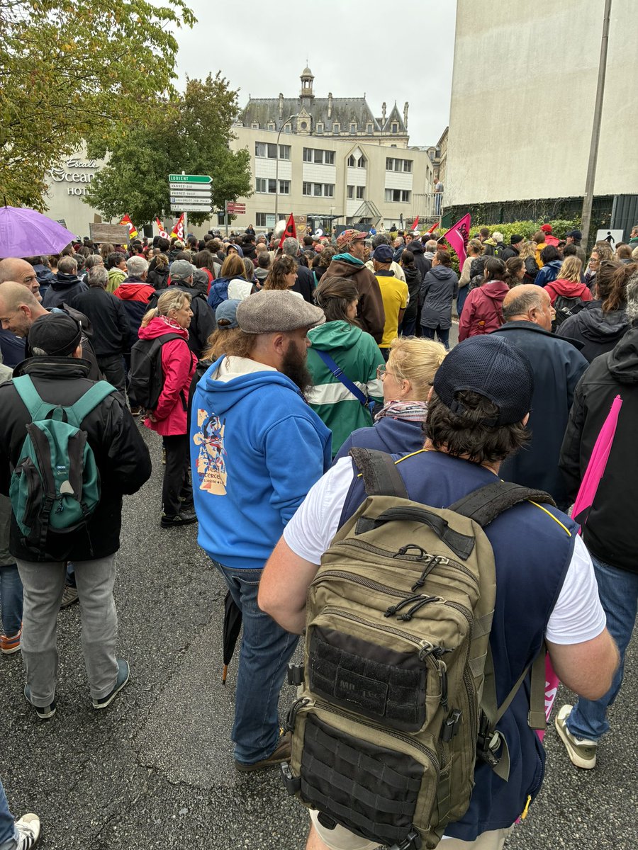 facuvillier's tweet image. #Onbloquetout #Vannes près de 2000 bloqueur. Devant le Comico pour exiger la libération de nos camarades.