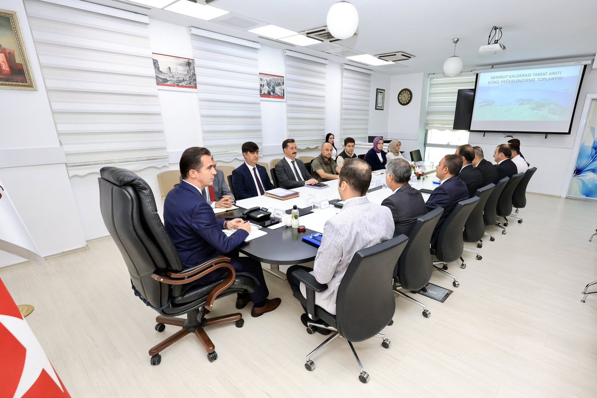 Valimiz Sayın <a href="/ahmetkarakaya37/">Ahmet Karakaya</a> Başkanlığında Nemrut Kalderası (Nemrut Krater Gölü) Tabiat Anıtı Süreç Değerlendirme Toplantısı Gerçekleştirildi.

📌 Toplantıda, Nemrut Kalderası Krater Gölü’nün Tabiat Anıtı olarak doğal yapısının korunarak sürdürülebilir şekilde vatandaşlarımızın