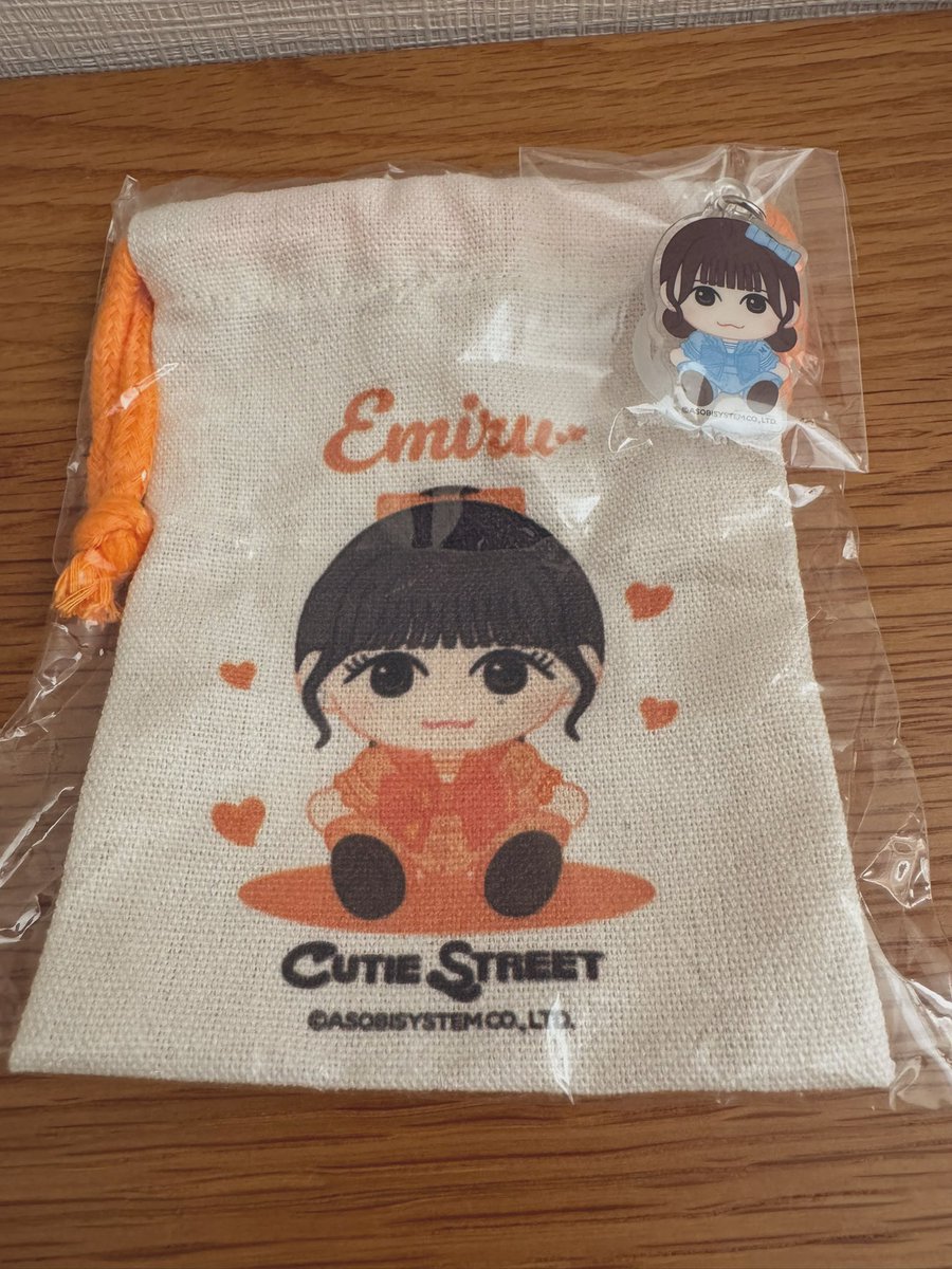 昨日の戦利品！えみゆ🧡🩵
めじるしチャーム可愛いから活用したい！けど、いい案思いつかない…🤔
皆さん何につけてますか？

#きゅーすと