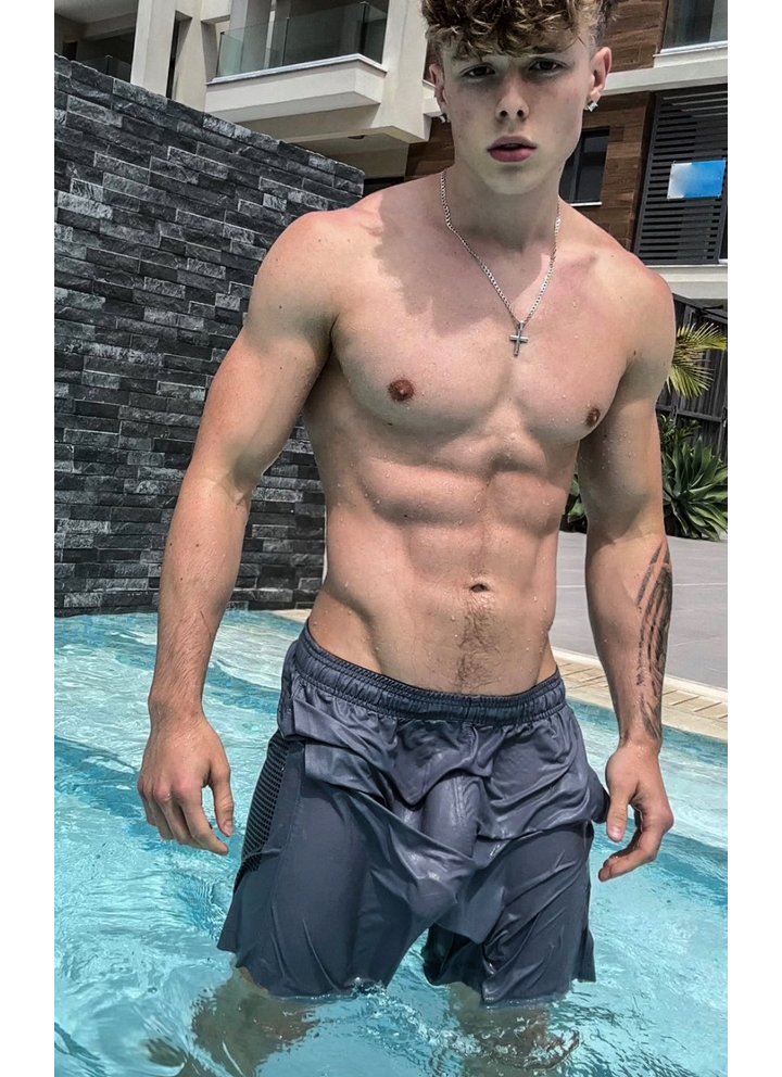 jerviaud's tweet photo. Hump day bulge
When my probation period is over, I'll try this pic on FB https://t.co/KWhYZWWMEh