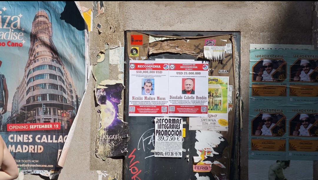 Los carteles (de papel, no de drogas) del se busca contra Maduro y Diosdado ya están en el corazón de Madrid, 64 millones de euros para quien se anime <a href="/manuelmadrid_/">Manuel Rodríguez</a>
