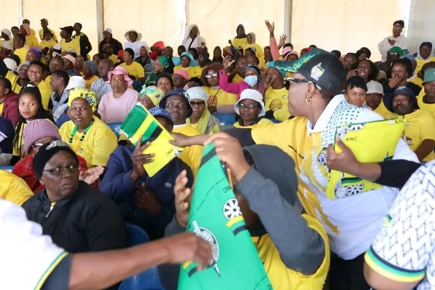 nom9779's tweet photo. 🏠The ANC has provided safe housing to millions through RDP homes and Rent-to-Own programs. These initiatives restore dignity and give people a place to call home. Roads have been built, electricity installed, and water made accessible even in remote areas. That’s real progress. https://t.co/n9Fu1pA7F9