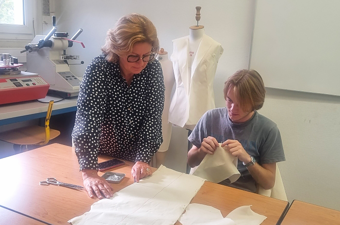 🚀 Cap sur Marseille pour la compétition nationale 
<a href="/WorldSkillsFR/">WorldSkills France</a> (16-18 oct 2025) !

Luigi Bertin, étudiant en BTS Mode et médaillé d’or régional, représentera l’IDF en Mode &amp; Création. 
D’ici là, il poursuit une préparation intensive aux côtés de sa coach Christelle Jurvillé.