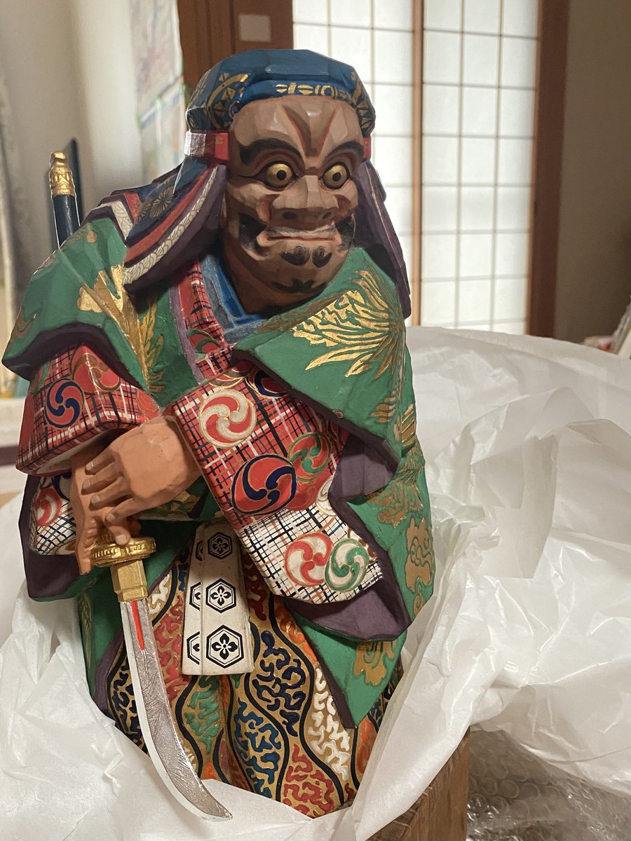 オークションで角岡晟光という木彫作家が昭和10年に制作した、森川杜園の「弁慶」を模刻した作品を落札しました。
凄く忠実に再現されていて、一目惚れしたものです。

ただ、出品時点で薙刀の刃の部分が欠落していたのが残念でした。