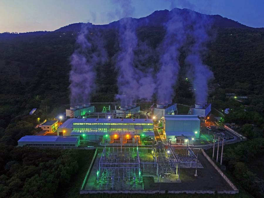 🌱⚡ El calor de la tierra impulsa el desarrollo rural en El Salvador: mujeres y productores usan energía geotérmica para café, frutas, leche, invernaderos y turismo. No solo electricidad, sino innovación y sostenibilidad. 
#Geotermia #ImpactoSocial #ElSalvador