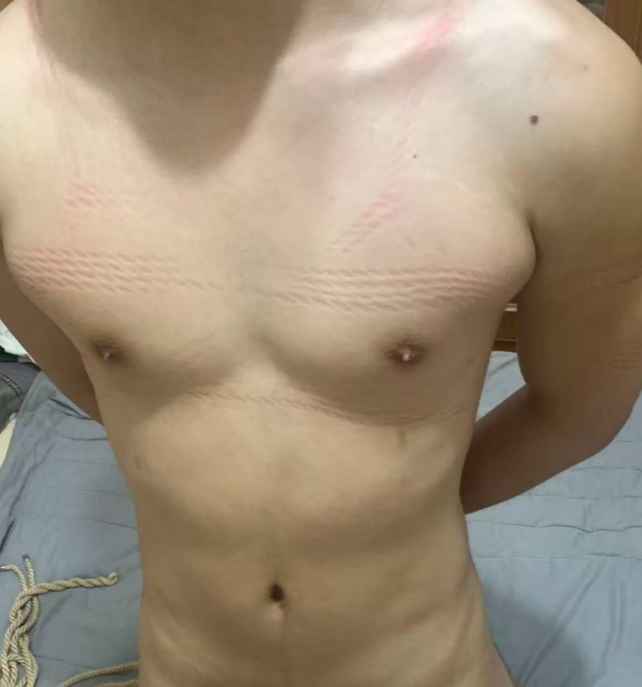 🏀体育生（被锁11day）刚开学就被学长骗至出租屋内，并喝了学长递过来的一杯水，不知不觉睡了过去，此时学长拿来了绳子，并将体育生左脚上的臭袜子脱下塞嘴里拿胶布封住。
学长：终于落到我手里了😈上学期就盯上你了，好好做我的产奶工具吧😏😏😏，想跑？你试着挣脱下呢
唔唔唔...