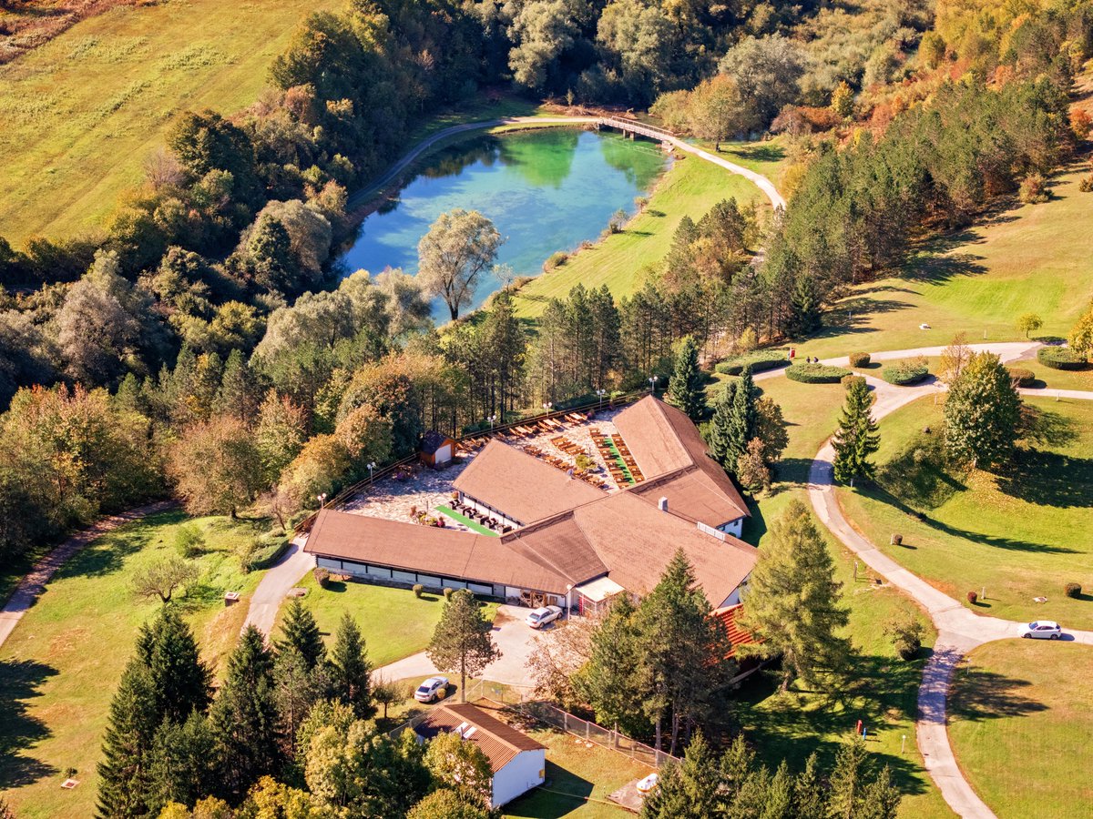 PlitviceLakesNP's tweet photo. Autumn is slowly coming! 🍂 Experience camping at Korana Campsite, enjoy a varied buffet breakfast, and relax near the stunning Plitvice Lakes. 🏕☕ 
Book now 👉 https://t.co/8WiUVRfoSK https://t.co/qQxngIiQH9