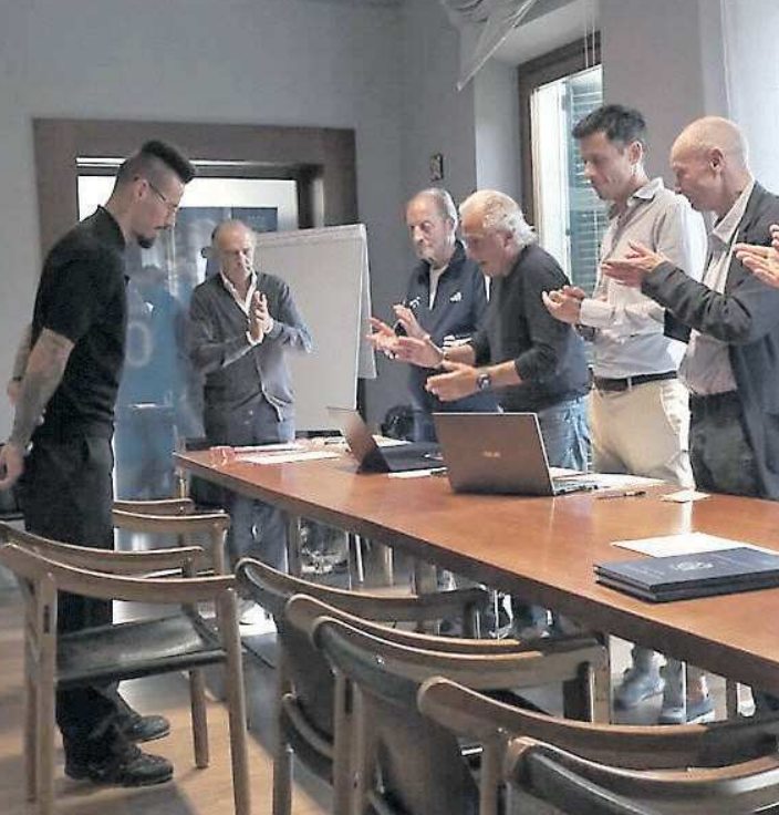 Mister Marek #Hamsik ha conseguito ieri a Coverciano il patentino UEFA Pro, il livello massimo per un allenatore. Lunghi applausi della Commissione, tra cui il presidente dell'Assoallenatori, Renzo Ulivieri, dopo l'esame dell'ex #Napoli 👏🥰💙

Fonte: <a href="/mattinodinapoli/">Il Mattino</a>