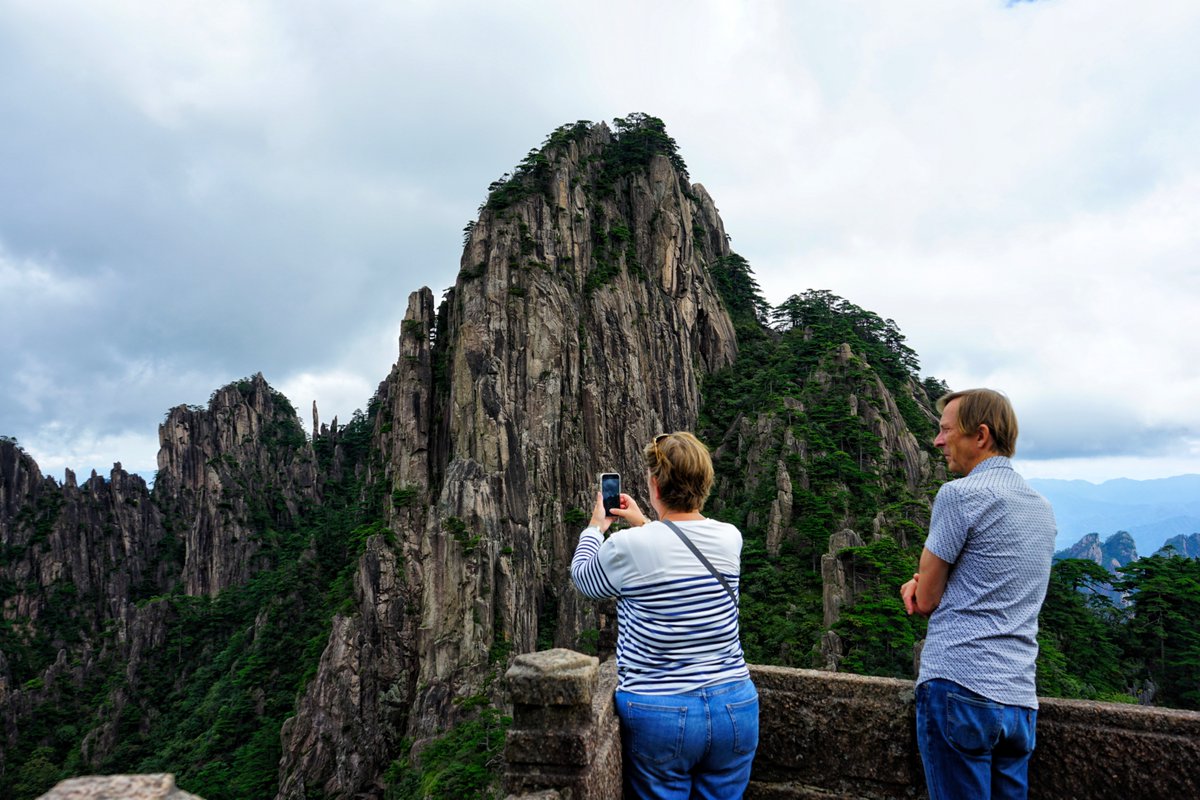 Take the path to the clouds, overlook the vast sea of mist, and carve out your own adventure story. This legendary Mount Huangshan warmly welcomes every explorer.
Photo by Wang Xingguo