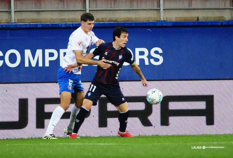 barroso_ander's tweet photo. Luego está claro que con Aleix Garrido y Magunazelaia te dan un salto de calidad a la hora de atacar en estático.

Son capaces de acelerar el juego, muy fiables en la toma de decisiones y tienen calidad para generar en espacios reducidos. https://t.co/8WD7gNzRKF