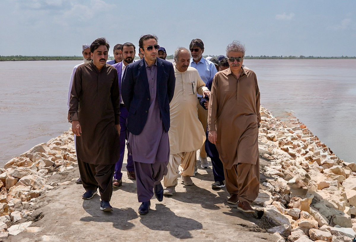 چیئرمین پاکستان پیپلز پارٹی بلاول بھٹو زرداری کا دریائے سندھ پر تعمیر موریا آگانی لوپ بند کا دورہ، اس موقع پر محکمہ آبپاشی کے حکام نے بریفنگ دی
<a href="/BBhuttoZardari/">BilawalBhuttoZardari</a>