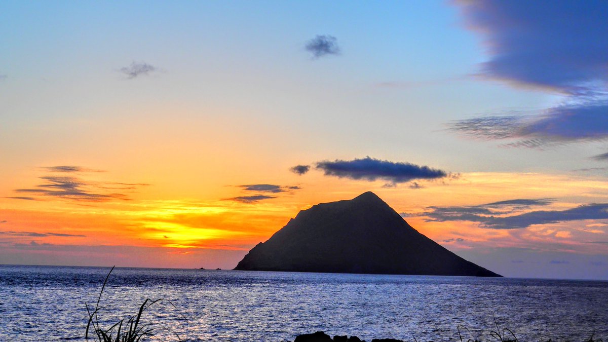 k19ch1's tweet photo. 9月10日
八丈島の夕暮れ
薄い雲に邪魔され
夕陽はイマイチ
日没も残念
ANA最終便は定刻就航
羽田到着は若干遅延
お疲れ様でした
#八丈島
#八丈島民図鑑
#宇喜多秀家公と豪姫の碑
#夕暮れ
#夕陽
#八丈島空港 #RJTH 
#JA73AN #全日空 https://t.co/XgMLh9L3y3