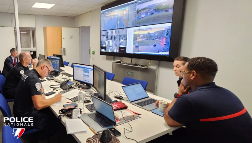 PoliceNat76's tweet photo. #Manif10Septembre | Les opérateurs radio coordonnent les déplacements des forces de police sur le terrain. Vous êtes témoin d’exactions? Contactez immédiatement le 17 Police-Secours.
A distance ou sur le terrain : #Protéger ! https://t.co/PPwSWsCNee