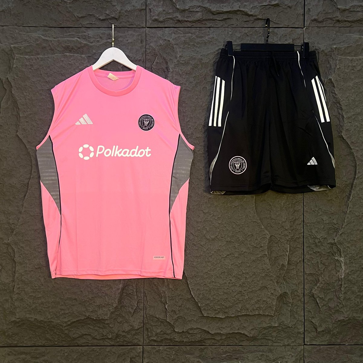 PureOssy's tweet photo. Luxury Training Gear ❤️‍🔥⚽️

Available in different sizes 🏏🏏 https://t.co/krBRW79wan