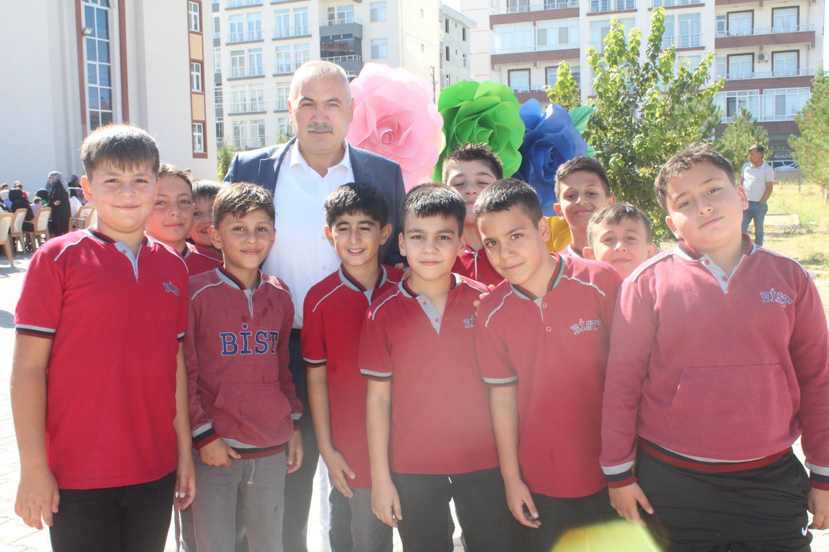 Bugün İMKB Şükran Ana İlkokulumuzda düzenlenen İlköğretim Haftası Programına katıldık.

Boğazlıyan Belediyesi olarak her zaman eğitimin ve öğrencilerimizin yanında olacak, yarınlara daha güçlü, donanımlı nesiller yetişmesi için elimizden gelen tüm desteği sunmaya devam edeceğiz.