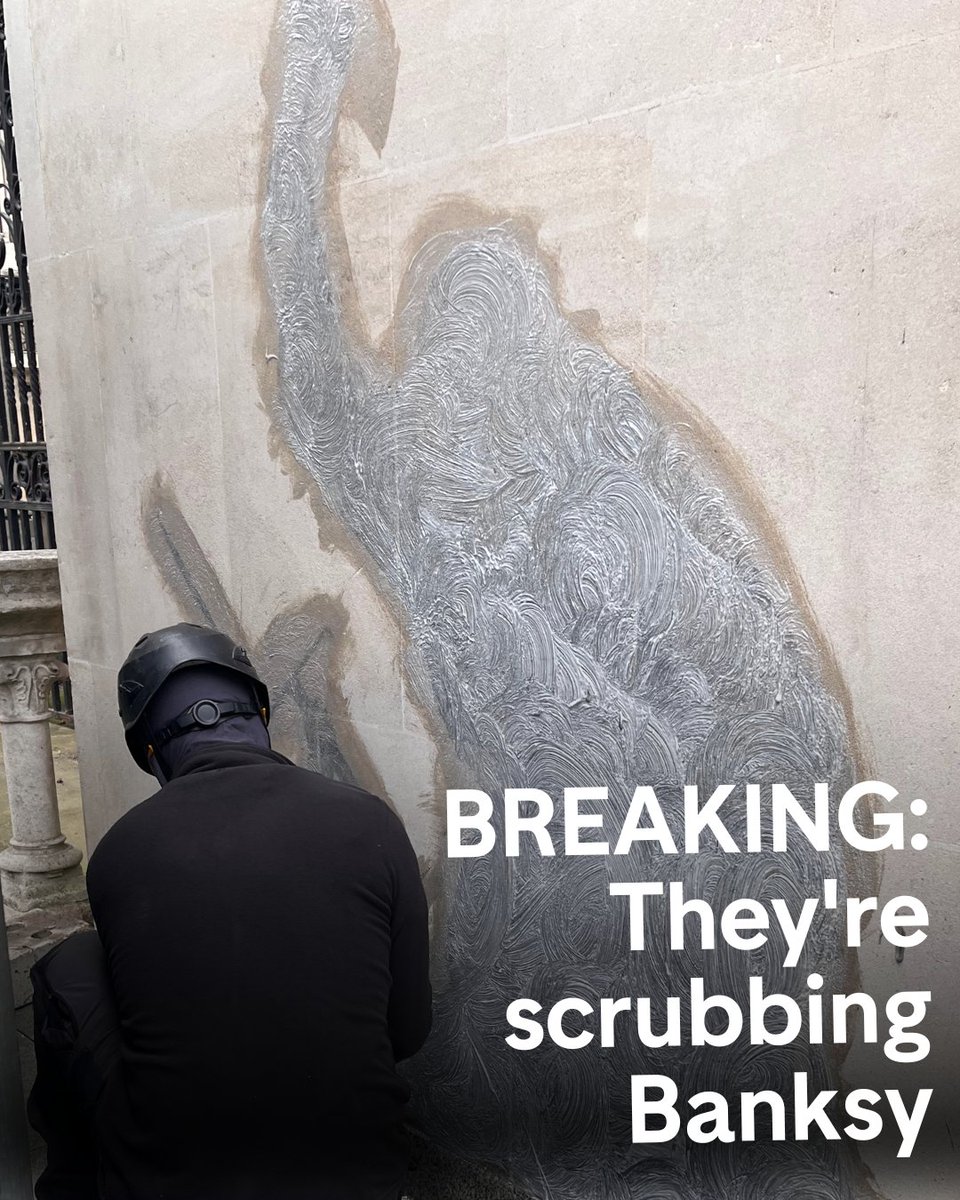 GoodLawProject's tweet image. The court is erasing Banksy's mural just like it's erasing our right to protest.

It only took 48 hours for the Royal Courts of Justice to scrub out a @Banksy showing a judge striking down a protester with his gavel.

Silencing a work of art about silencing protest? Maybe it was…