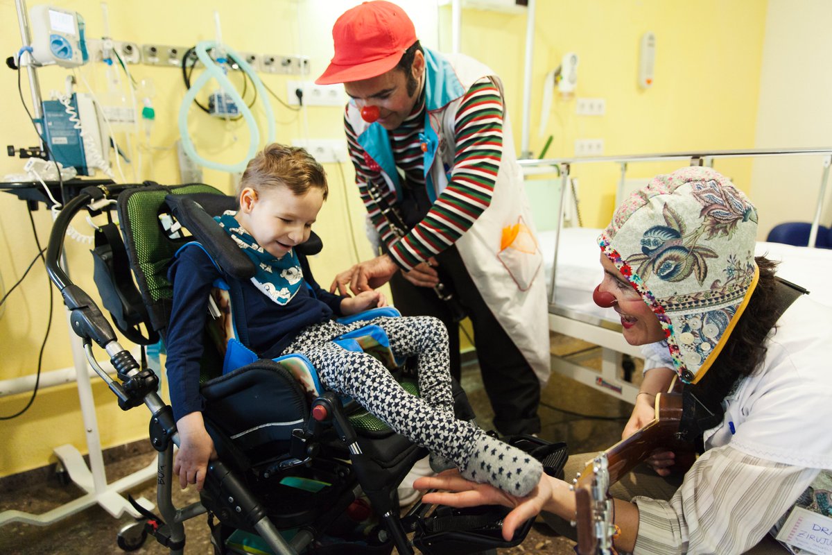 Volvemos a contar con la solidaridad de la empresa azulejera @Grespania. Hemos renovado el convenio de colaboración que tenemos con ellos destinado a contribuir con la financiación de nuestras visitas a los menores hospitalizados en la provincia de Castellón.