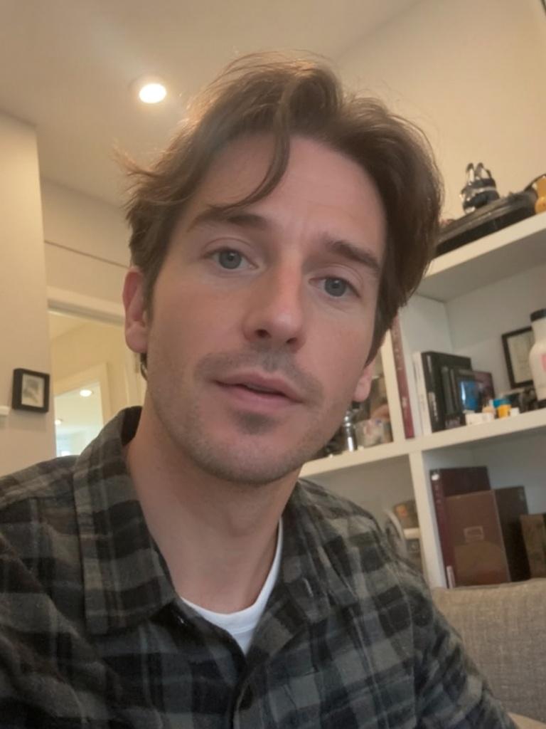 how to create AI UGC images (like these):  

1. use "Create UGC Avatar" by <a href="/quickdesignio/">QuickDesign</a> 
2. use the "realistic" or "social" style mode 
3. prompt the image  

use the prompts below (find in reply)