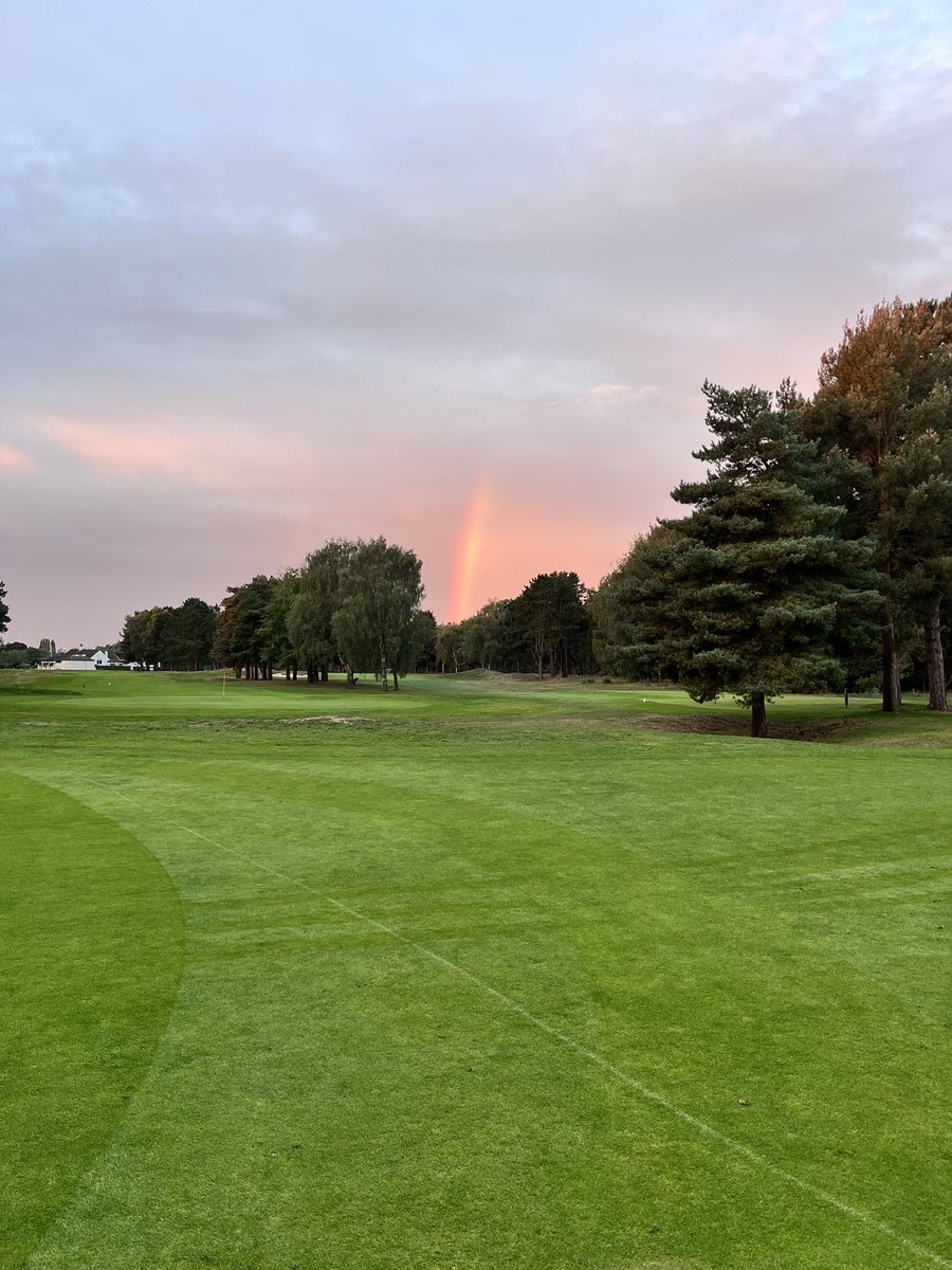 That Autumn feel just round the corner, lovely sky this morning, pleasure to be at work. 😎